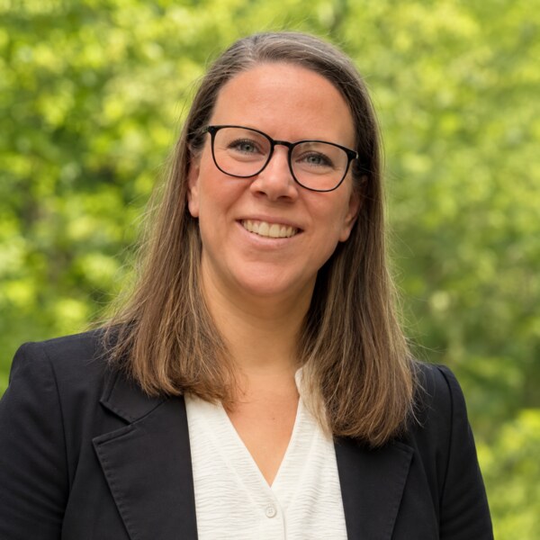 Kathrin Hachem, Verwaltung und Kundenbetreuung
